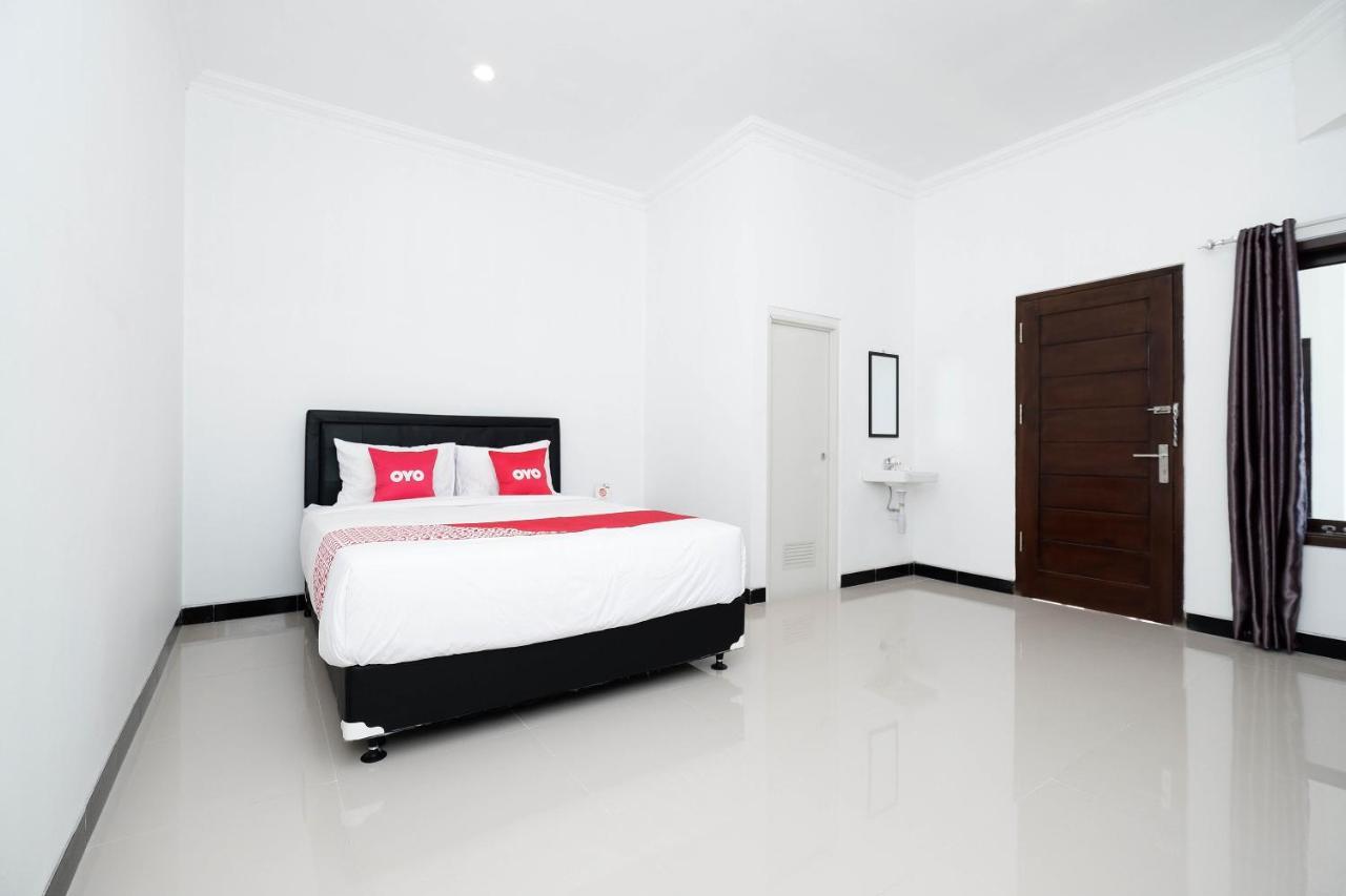Oyo 1611 Four D'Home Surakarta  Luaran gambar